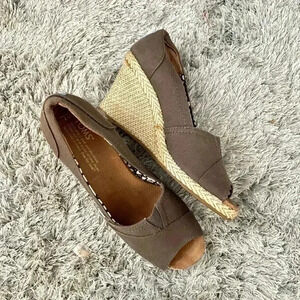 Toms gray open‎ toe wedges